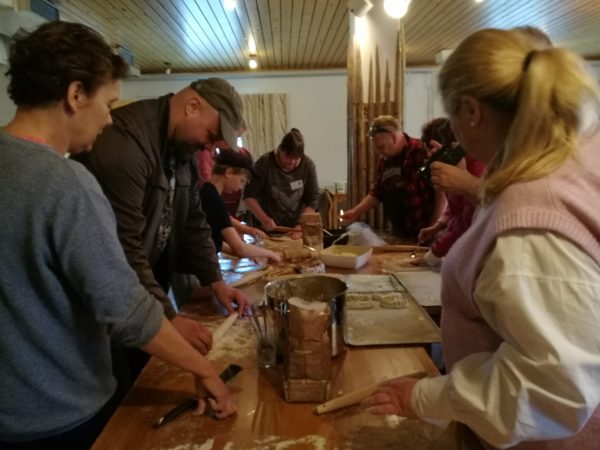 KArjalanpiirakoita leivotaan työporukassa