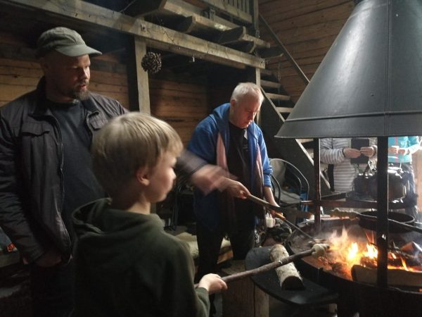 Tikkupullaa paistetaan avotulella