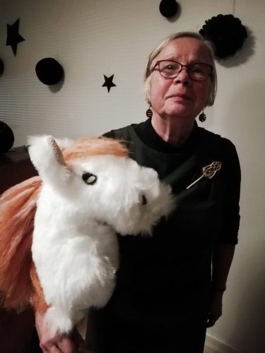 kasvokuva Leena Eräsaari + keppihevonen