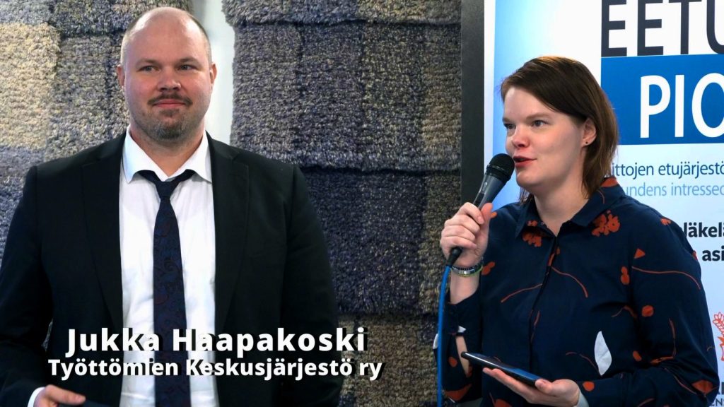 Eduskunnan köyhyyspäivässä 6.10.2022 Työttömien Keskusjärjestön toiminnanjohtaja Jukka Haapakoski ja Työttömien ay-jäsenten tukiyhdistys Tatsin toiminnanjohtaja Peppi Tervo-Hiltula. Kuva: Jouko Vatanen