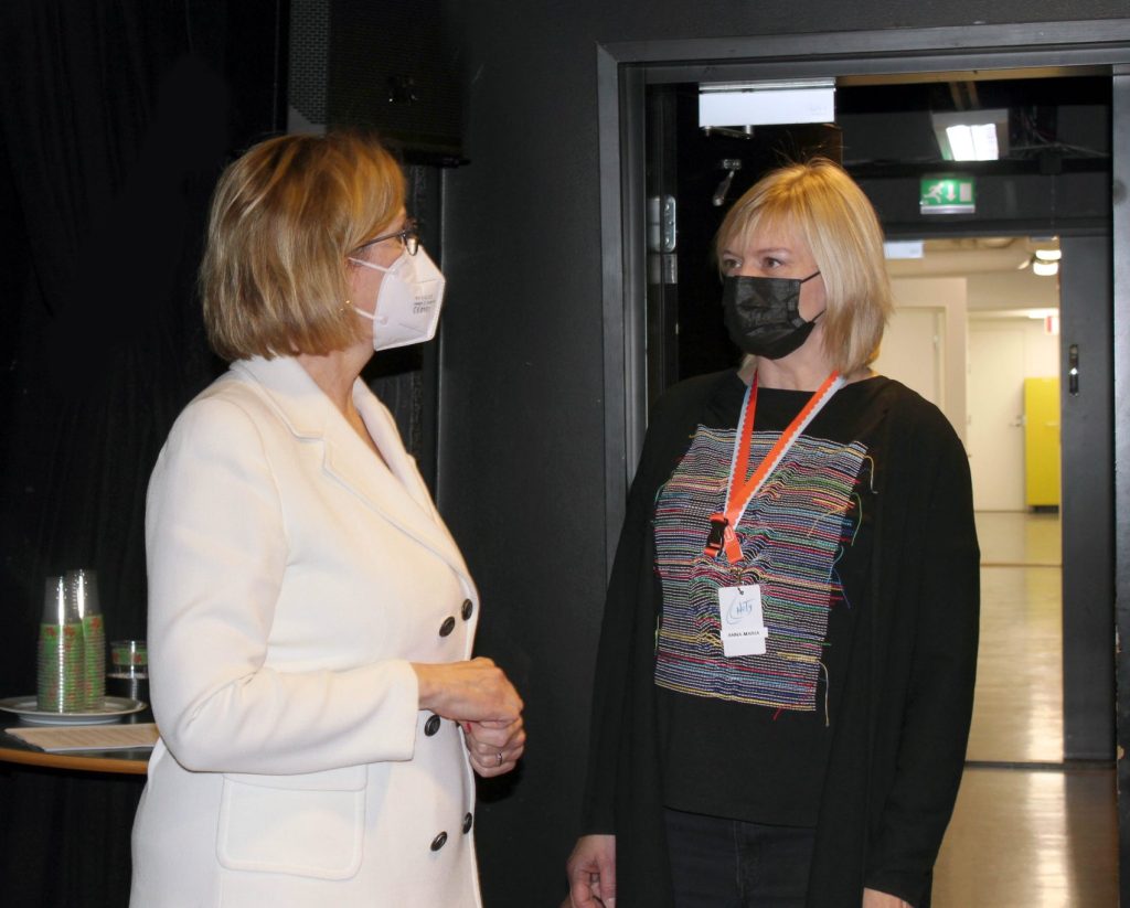 Työministeri Tuula Haatainen ja Helsingin Työkanava HeTy:n toiminnanjohtaja Anna-Maria Kantola Teatteri Narrin tiloissa, Helsingin Työkanavan vieressä 21.3.2022