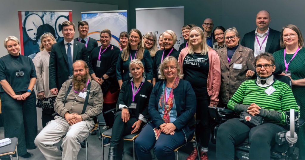 Köyhyyttä kokeneet ja kansanedustajat samassa pöydässä sekä työryhmän jäsenet. Kuva: Mira-Veera Auer.