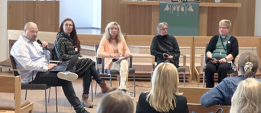 Mikkelin hiippakunnan työttömyystyön päivillä paneelissa Jukka Haapakoski (vas.) 1.–2.9.2022.